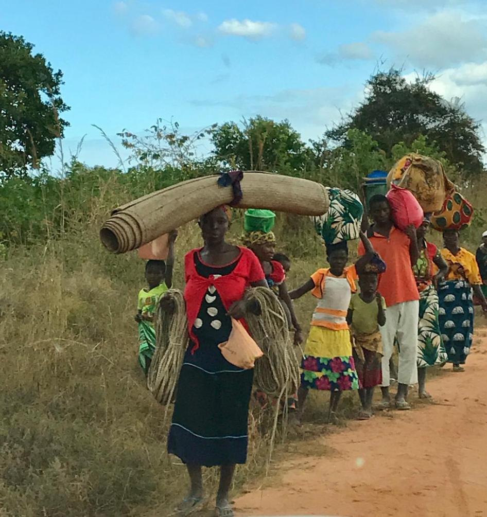 Moradores de Naunde, em Macomia, Cabo Delgado, fogem da sua aldeia após um ataque em 5 de junho de 2018. © Human Rights Watch 