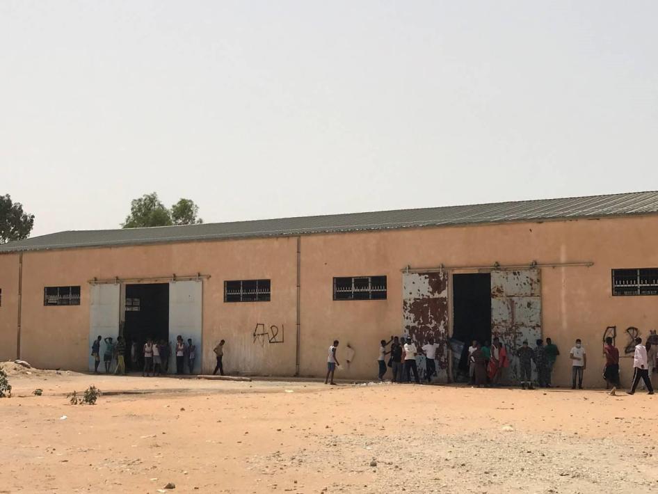 La grande rimessa in cui sono reclusi gli uomini nel centro di detenzione di Ain Zara, Tripoli, 5 luglio 2018. 