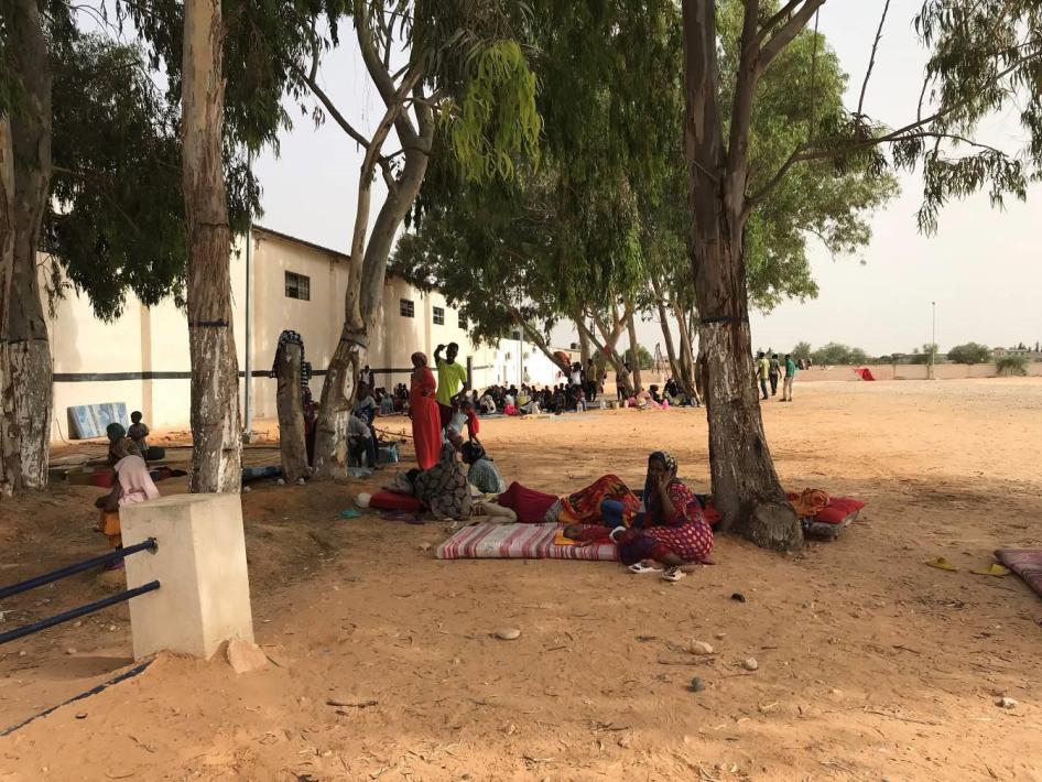 Donne sedute all’aperto presso il centro di detenzione di Ain Zara, Tripoli, 5 luglio 2018. 
