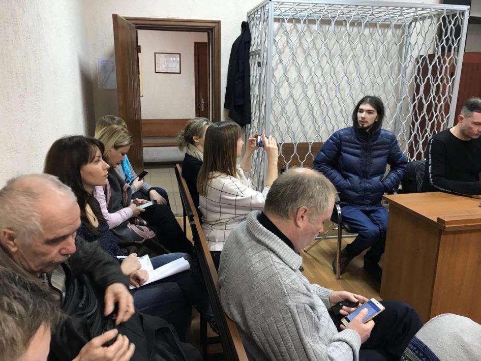 Иван Лузин с адвокатом Александром Добральским в Центральном районном суде Калининграда 25 февраля 2019 г. 