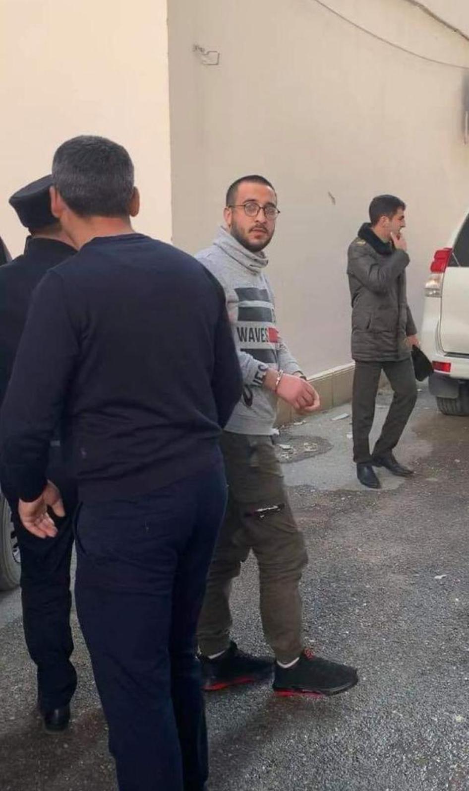 Polislər gənc fəal Bayram Məmmədovu Bakı Apellyasiya məhkəməsinə gətirir.