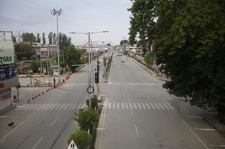印控喀什米爾斯里那加（Srinagar）實施安全管制，街道上幾乎杳無人跡，2019年8月12日。
