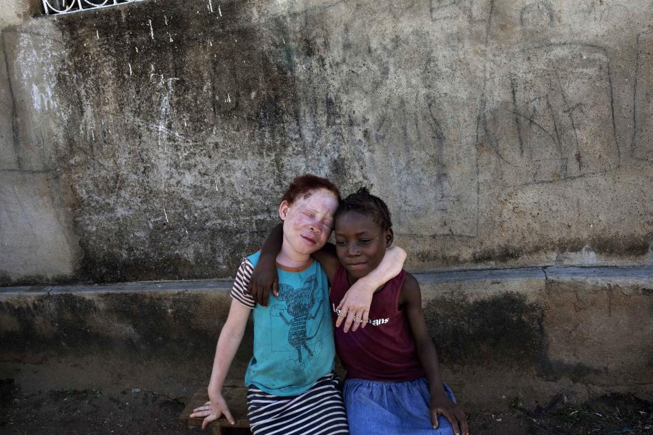 Josina (links) samen met haar nichtje Luisa. Beide meisjes waren toen acht jaar. “Ze is mijn beste vriendin”, zei Josina. “Ze vraagt me altijd of alles oké met me is, als de school uit is helpt ze me met lezen, en ze zorgt voor me.”