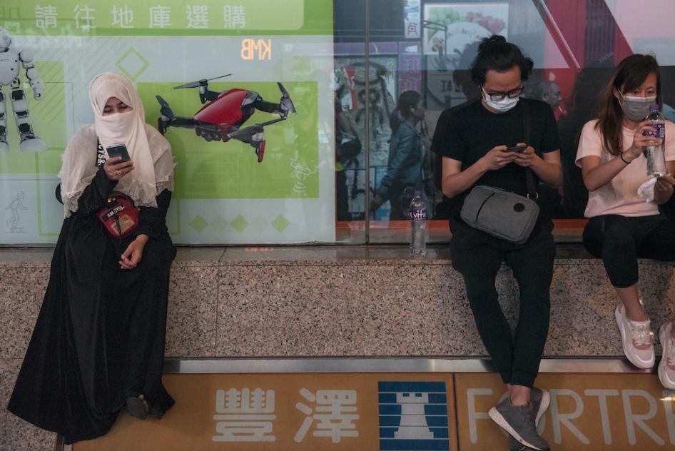 香港居民和示威者在路边滑手机，2019年11月11日。