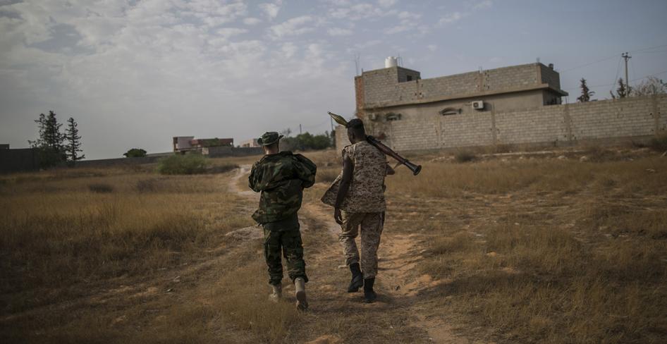 مقاتلو حكومة الوفاق الوطني يتخذون مواقع خلال اشتباكات مع مقاتلين من الجيش الوطني الليبي متمركزين في الشرق عند جبهة اليرموك في طرابلس، ليبيا في 29 أغسطس/آب 2019. © 2019 عمرو صلاح الدين / سيبا يو إس إيه (سيبا عبر وكالة أسوشيتيد بريس)