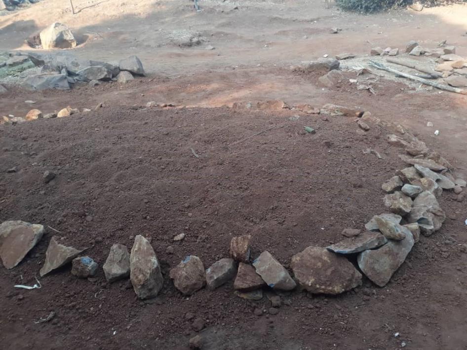 L'une des quatre fosses communes où ont été enterrés des civils tués par les forces de sécurité à Ngarbuh, dans la région du Nord-Ouest au Cameroun, le 14 février 2020. Photo prise le 15 février 2020. © 2020 Privé