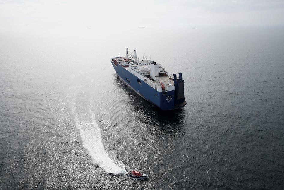 Un patrouilleur français navigue à côté du Bahri-Yanbu, un cargo saoudien qui attend d'entrer dans le port du Havre le 10 mai 2019, alors que des associations de défense des droits humains tentent de bloquer le chargement d'armes sur ce navire.