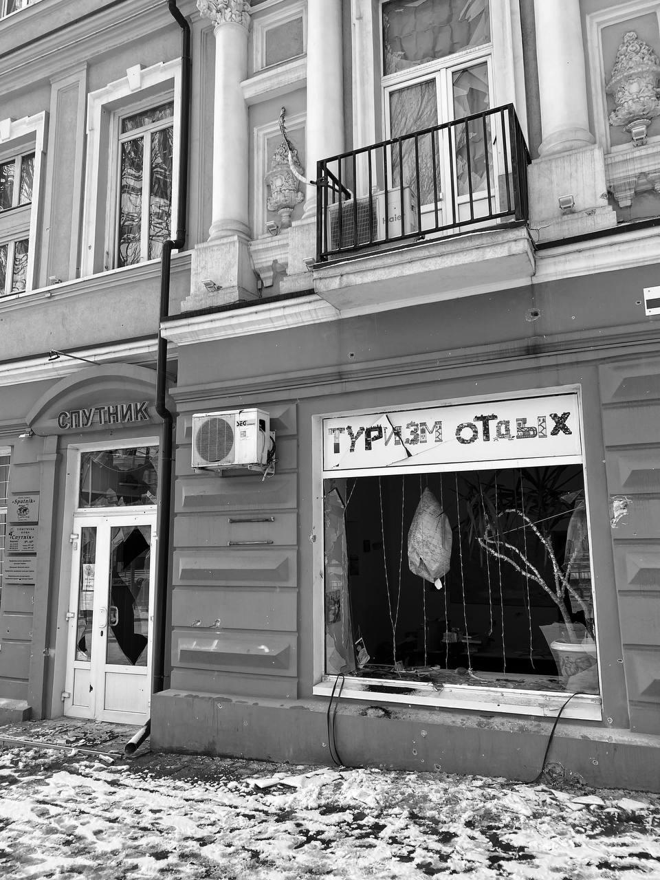 Поврежденные магазины в Мариуполе на проспекте Мира 8 марта 2022 года.