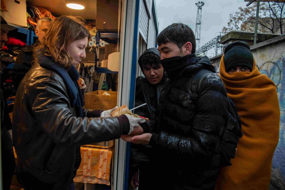 Volunteers provide lunch to migrants
