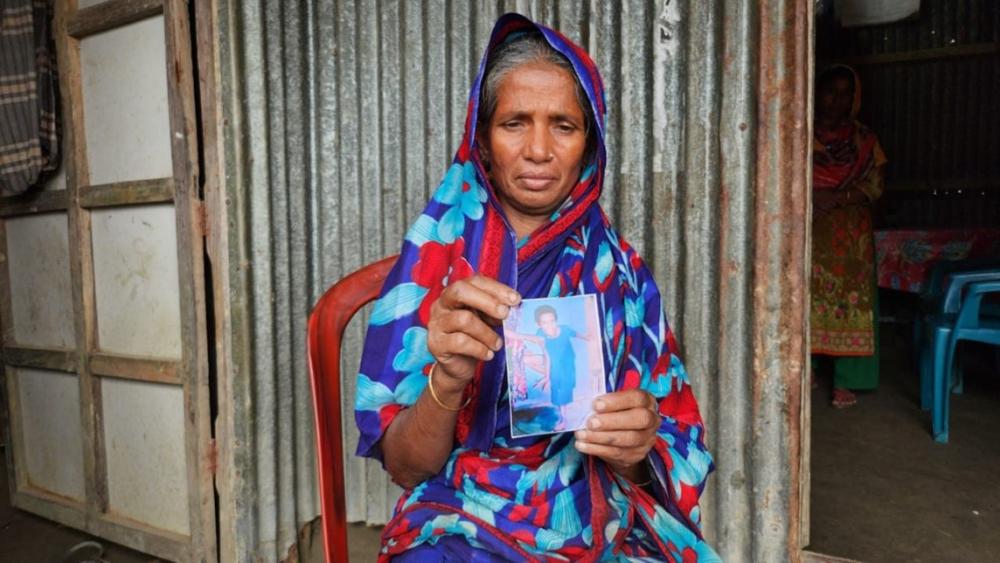 Fatema, une femme bangladaise âgée de 40 ans, tenait une photo de sa fille Shamsun Nahar, décédée à l'âge de 12 ans en juin 1022 à Jamalganj (district de Sunamganj), lors du quatrième jour de l'inondation de cette ville. Shamsun, atteinte de paralysie cérébrale, est tombée gravement malade avec une forte fièvre, mais aucune aide n'était disponible. 