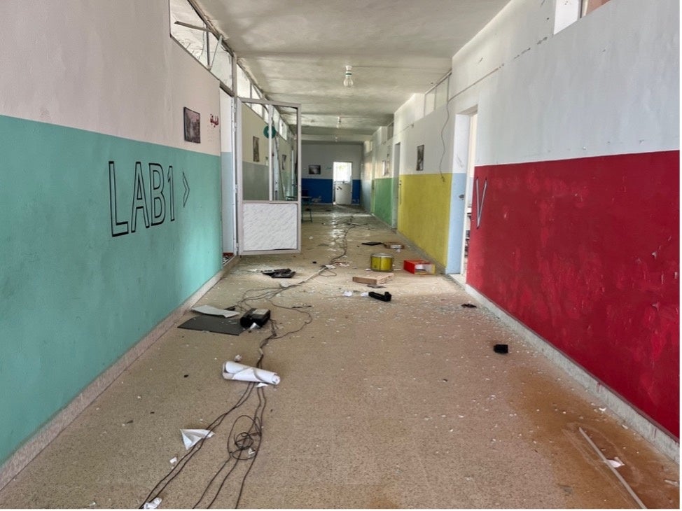 معدات مدرسية متضررة متناثرة على أرضية الممر في مدرسة الناقورة المتوسطة الرسمية، لبنان، 31 يناير/كانون الثاني 2025.