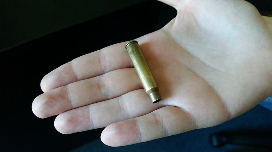 2)	طلقة فارغة من عيار 5,56 ملم تم جمعها خلال المظاهرات يوم 22 أغسطس/آب 2015. 