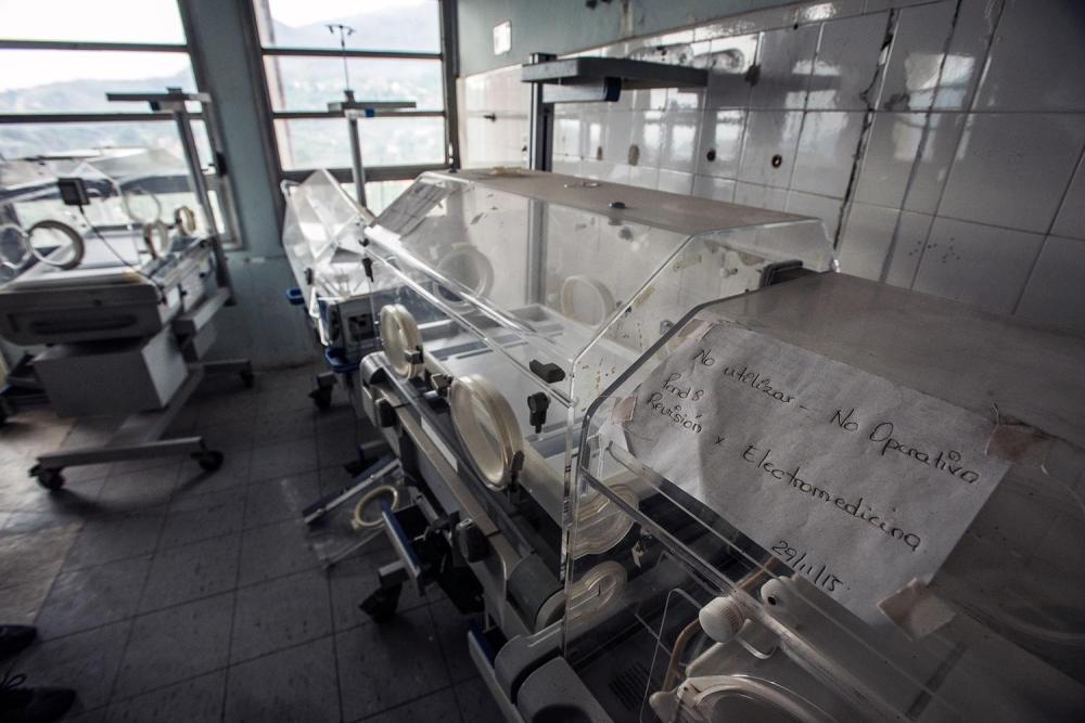  Sign on an incubator ("Don't Use - Doesn't Work") in a room full of broken incubators in the maternity ward of the University Hospital Dr. Luis Razetti in Barcelona, April 16, 2016.