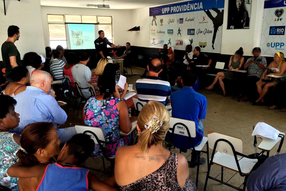 O major da polícia militar Roberto Valente, comandante da Unidade de Polícia Pacificadora do Morro da Providência, se reúne com a comunidade em 15 de dezembro de 2015 para informar sobre as atividades da polícia durante aquele ano e para ouvir as críticas