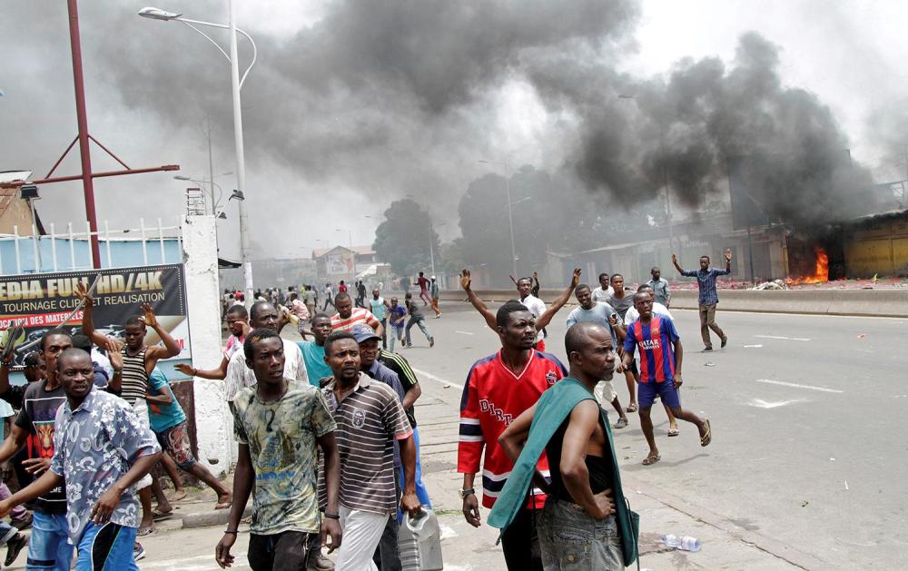 Des partisans de l'opposition congolais chantent des slogans lors d'une marche appelant le Président Joseph Kabila à quitter ses fonctions, à Kinshasa, capitale de la RD Congo, le 19 septembre 2016. 
