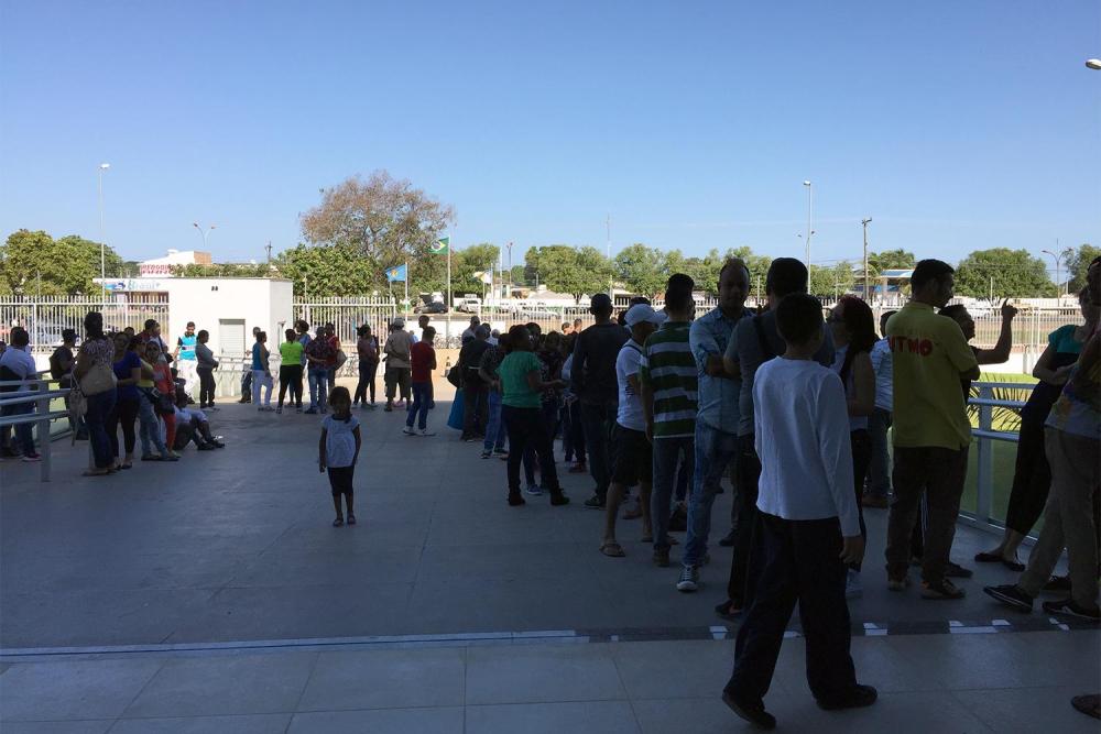 Dezenas de venezuelanos formam fila na entrada da sede da Polícia Federal em Boa Vista, capital de Roraima, para solicitar refúgio no Brasil. 13 de fevereiro de 2017. 