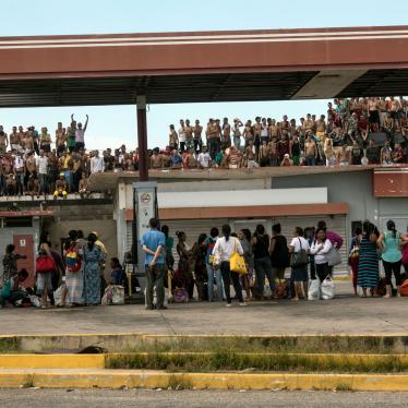 Reclusos en el techo del centro de detención Retén de Cabimas para reclamarle a los guardias que dejen a sus familiares, abajo, ingresar comida durante su día de visita, en Cabinas, Venezuela, 17 de noviembre de 2019. 