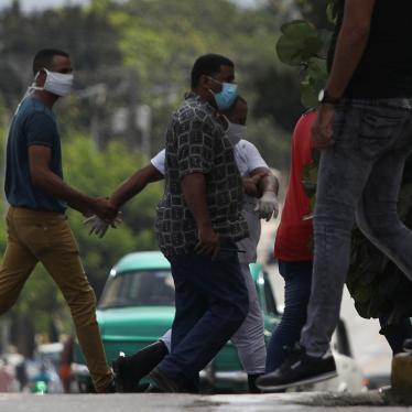 Un hombre es detenido en el lugar donde iba a ocurrir una protesta contra el asesinato de un hombre negro por la policía en La Habana, Cuba, el 30 de junio de 2020.