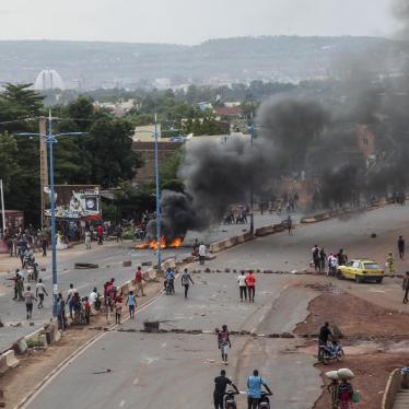Des manifestants, partisans du Mouvement du 5 Juin - Rassemblement des Forces Patriotiques (M5-RFP), barricadent des routes dans la capitale du Mali, Bamako, le vendredi 10 juillet 2020. 