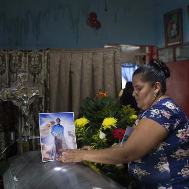 Una mujer coloca una foto del periodista asesinado Julio Valdivia encima de su ataúd durante un velorio dentro de su casa en Tezonapa, México, el 10 de septiembre de 2020.