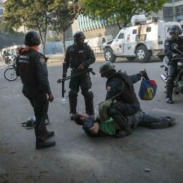 La Policía Nacional Bolivariana detiene a un manifestante de oposición cerca de la base aérea La Carlota durante un enfrentamiento entre manifestantes a favor y en contra del gobierno en Caracas, Venezuela, el 1 de mayo de 2019.