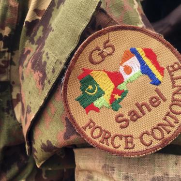 Un soldat monte la garde devant le siège de la force antiterroriste du G5-Sahel au Mali, le 30 mai 2018. 
