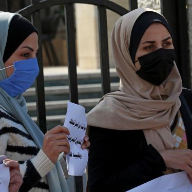 Ces jeunes femmes manifestaient dans la ville de Gaza, le 16 février 2021, contre la décision du Conseil judiciaire suprême de Gaza d’interdire aux femmes non mariées de voyager sans l’autorisation d’un « tuteur masculin ».
