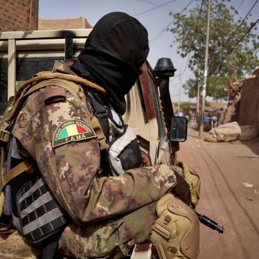 Un membre des Forces Armées Maliennes (FAMa), assis à l’arrière d’un véhicule patrouillant sur une route dans la région centrale du Mali, en février 2020.