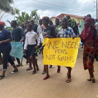 Manifestation d’élèves, de parents et d’enseignants après une attaque de séparatistes armés présumés qui ont ouvert le feu sur une école, tuant au moins sept enfants à Kumba, dans la région du Sud-Ouest du Cameroun, le 25 octobre 2020. 