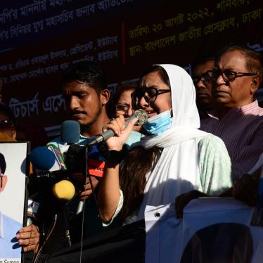 ২০শে আগস্ট, ২০২২ তারিখে বাংলাদেশের ঢাকায় জাতীয় প্রেসক্লাবের সামনে নিরাপত্তা বাহিনীর দ্বারা জোরপূর্বক গুমের শিকার ব্যক্তিদের পক্ষে প্রতিবাদ সমাবেশ চলাকালীন আত্মীয়রা তাদের নিখোঁজ পরিবারের সদস্যদের প্রতিকৃতি ধারণ করেন।