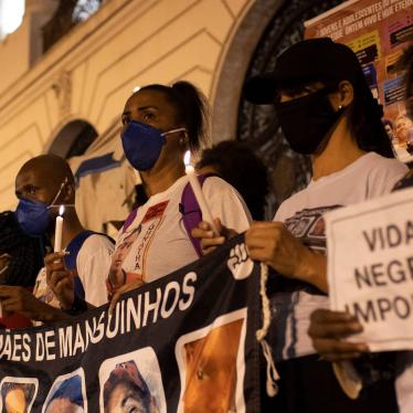 Pessoas protestam contra a violência policial e o racismo estrutura no Rio de Janeiro, em 31 de maio de 2021. Uma pessoa segura um cartaz escrito "Vidas negras importa".