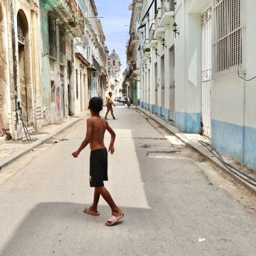 A child crosses the street in Old Havana, Cuba, 2026. © 2026 Human Rights Watch  