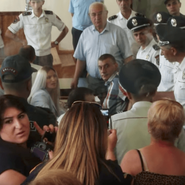 A police officer in Yerevan’s Erebuni Nubarashen district court prevented Areg Kyureghyan from passing a note to his lawyer then removed him along with two other defendants from the courtroom. According to lawyers for Kyureghyan, Avetisyan, and two other 