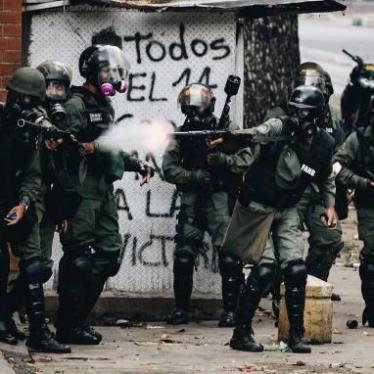 Miembros de la Guardia Nacional disparan durante una protesta contra el gobierno en Caracas, Venezuela. 1 de mayo de 2017. 