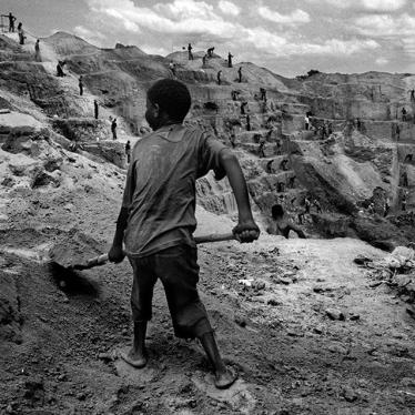 Un jeune garçon maniant une pelle creuse la terre dans une mine d’or à ciel ouvert dans le District de l'Ituri, dans le nord-est de la République démocratique du Congo.