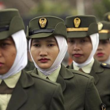 Military personnel take part in a ceremony in Banda Aceh August 17, 2007. REUTERS/Tarmizy Harva 