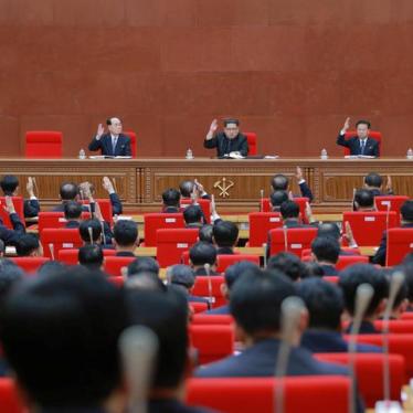 김정은 북방 국무 위원장이 조선 노동당 제7기 중앙위원회 제 3차 전원회의에 참석 한 모습. 북한 조선 중앙 통신 2018년 4월 20일 평양 공개. 