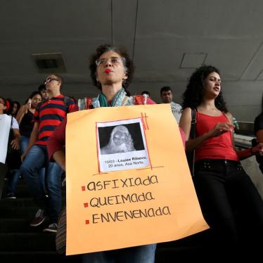 Mulheres fazem ato na rodoviária do Plano Piloto para denunciar o feminicídio em Brasília